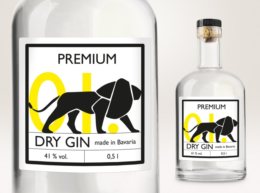 Bedrucktes Produktetikett klebt auf einer Gin-Flasche. Eine Flasche ist im Vordergrund und eine im Hintergrund zu sehen.