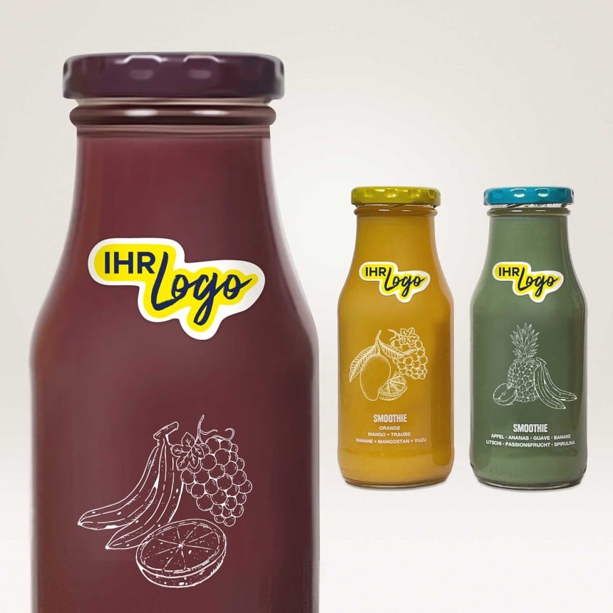 Logo Sticker kleben auf drei Smoothie Flaschen.