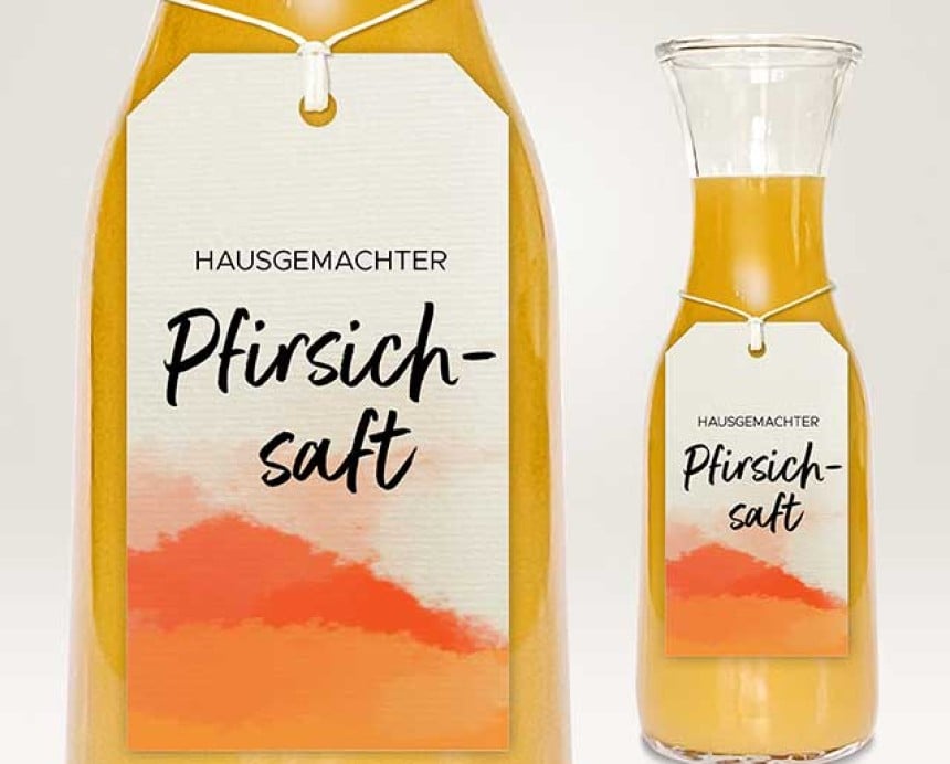 Eine Saftkaraffe einmal mit Fokus aus den Aufhänger. Der bedruckte Produktanhänger mit "Hausgemachter Pfirsichsaft" ist aus Gmund Cremeweiß Strukturpapier.