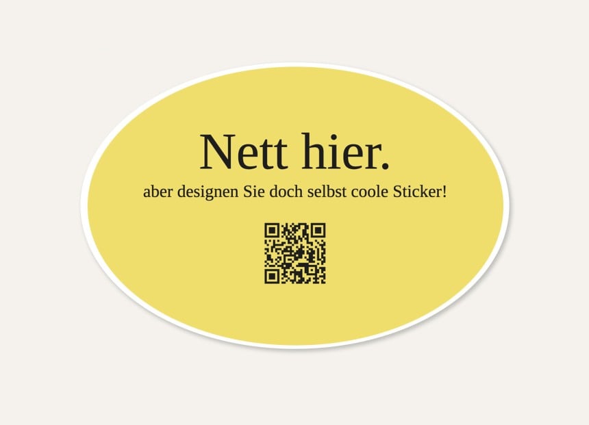 Ein ovaler, gelber "Nett hier Sticker". Es steht der Text "Nett hier. aber designen Sie doch selbst coole Sticker" inkl. einem QR Code auf dem Aufkleber.