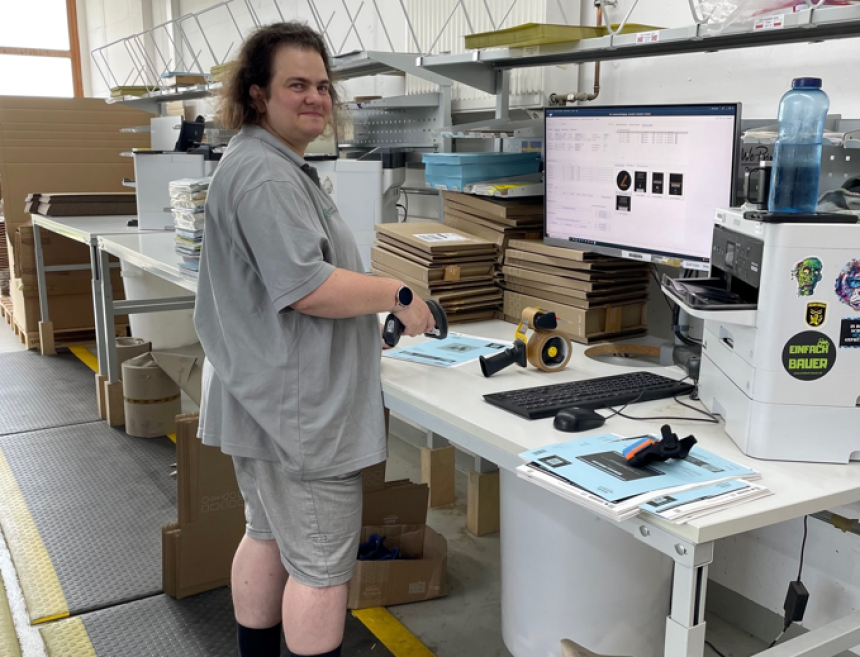 Integrationsmodell Avery Zweckform und Oberland Werkstätten: Eine Frau beim Scannen von Versandlabels.