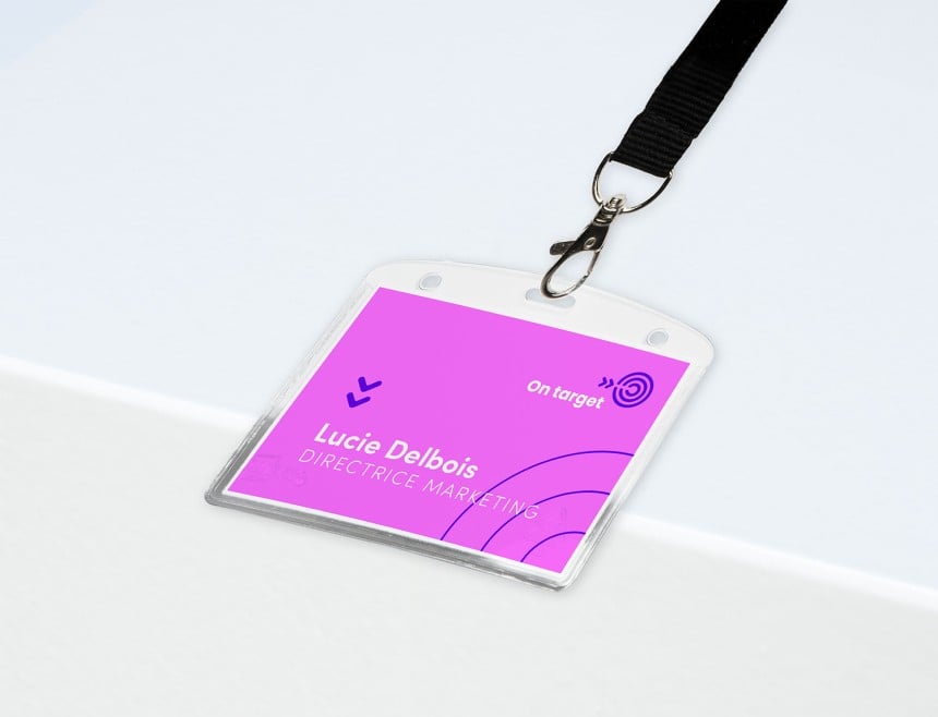 Transparenter Ausweishalter inkl. bedrucktem Namensschild, befestigt an einem schwarzen Lanyard