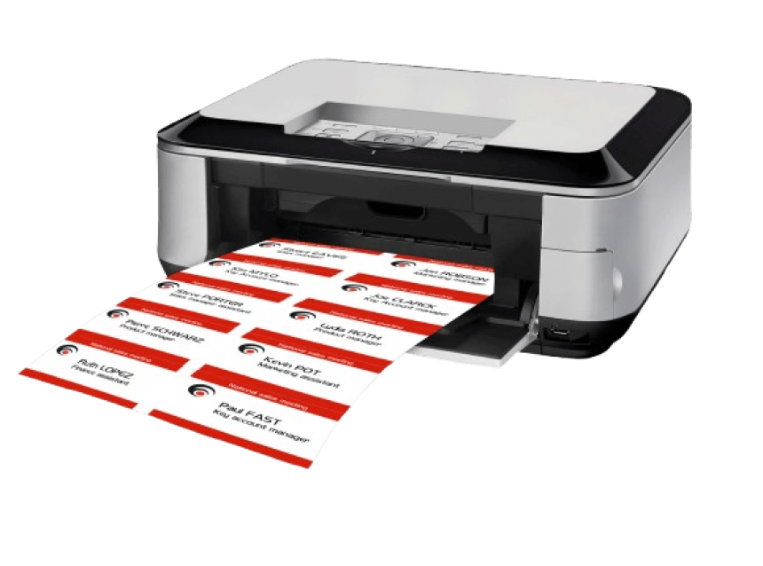 Aus einem Drucker kommen bedruckte Einsteckschilder für Namenskennzeichnung heraus