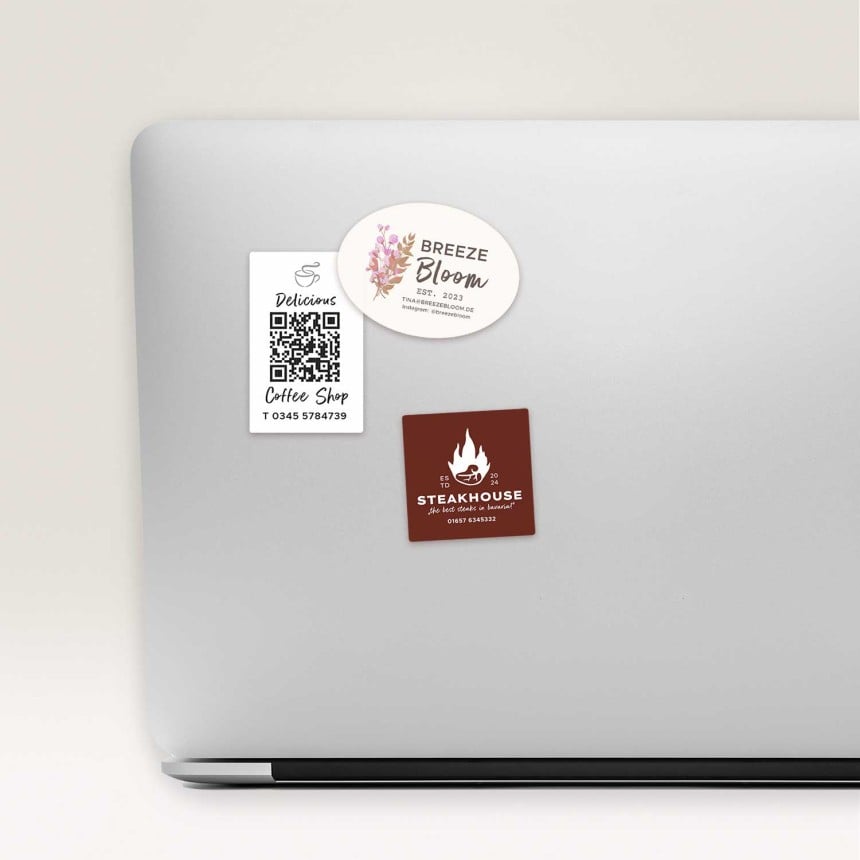 Visitenkartenaufkleber auf dem Laptop