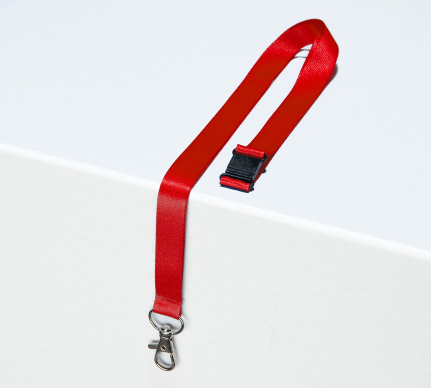 Rotes Lanyard liegt auf einem Tisch.