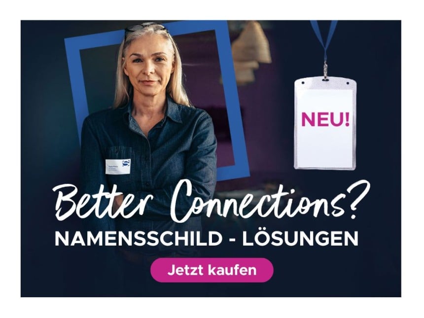 Frau mit Namensschild auf Bluse. Daneben ein Namensschild mit Lanyard.