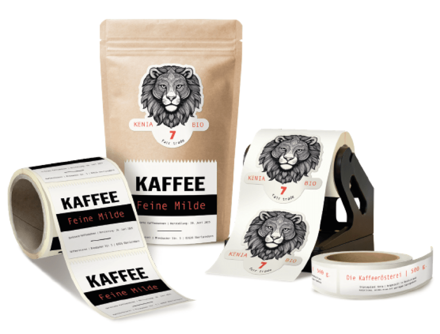 Auf dem Bild ist eine Kaffeetüte mit zwei Etiketten, daneben jeweils eine Etikettenrolle mit diesen beiden Etiketten