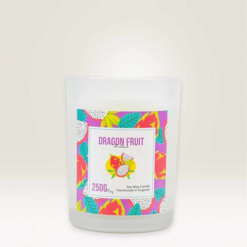 Auf einem Kerzenglas klebt ein Etikett auf dem Dragon Fruit steht und ein Muster aus Drachenfrüchten zu sehen ist.