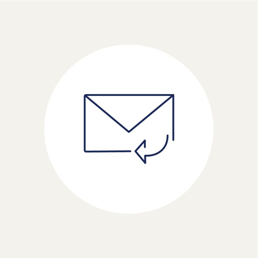 Auf einem beigen Hintergrund ist ein Briefumschlag Icon zu sehen mit einem Pfeil, der bedeuten soll, dass man eine Antwort erhalten hat.