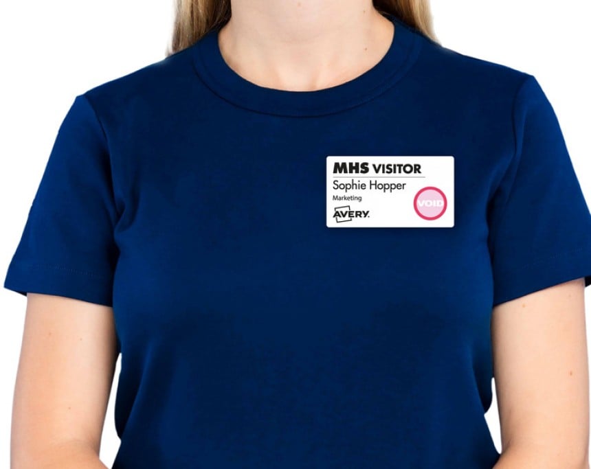 Auf dem Tshirt einer Frau klebt ein Namensschild. Auf diesem klebt ein roter Punkt mit der Aufschrift "Void".