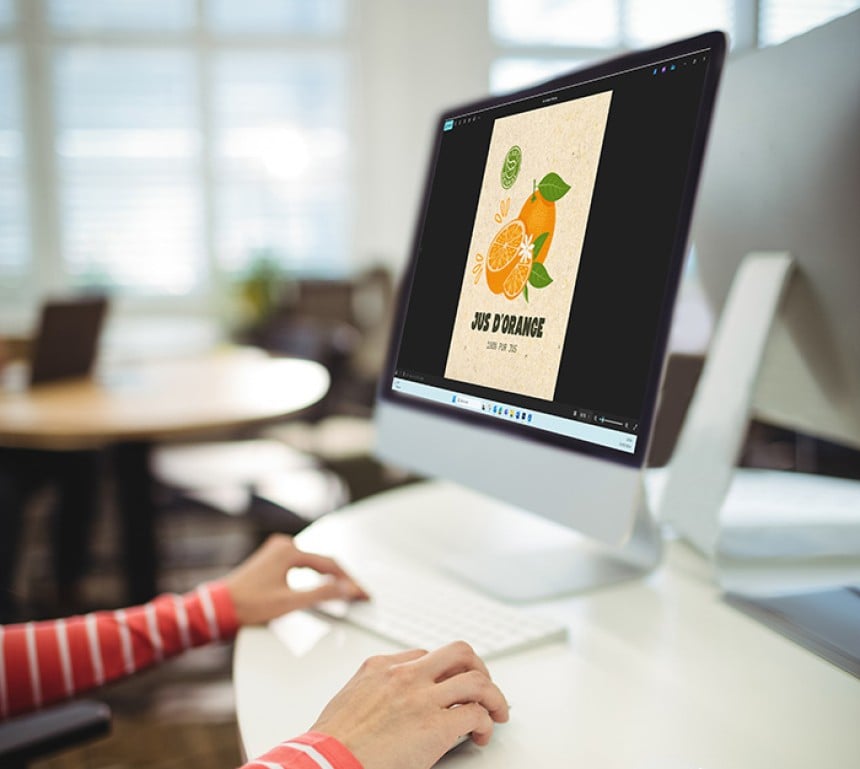 Grafikdesigner sitzt am Tisch und prüft eine Druckdatei.