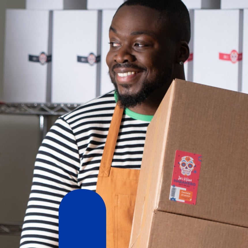 Ein Mann trägt ein Paket.