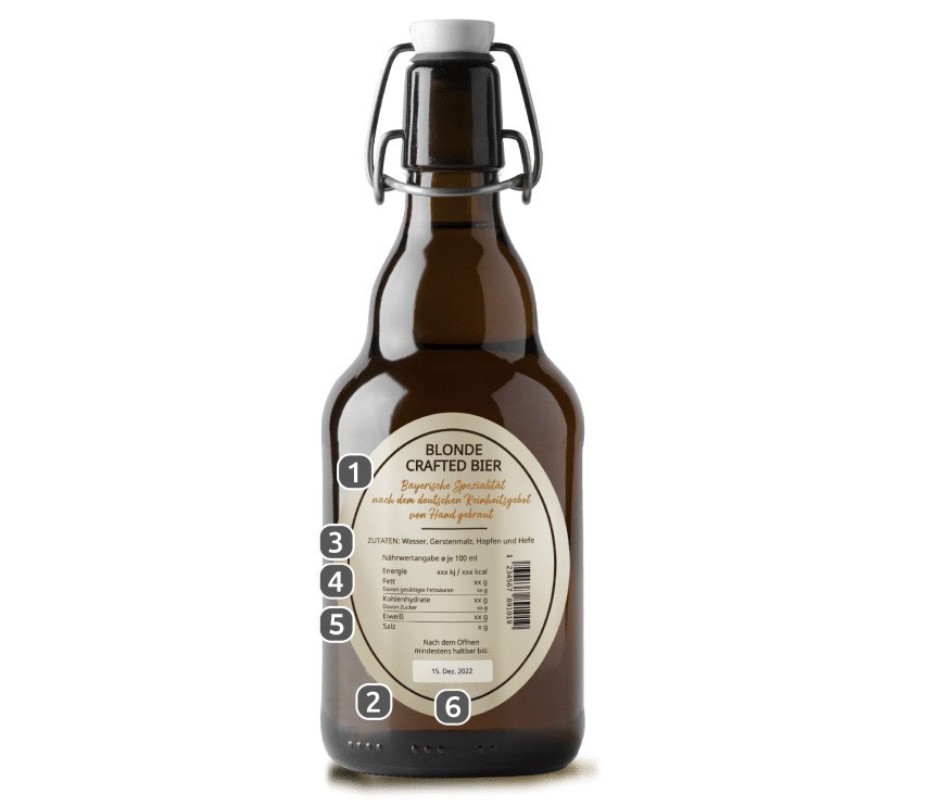 Ein Bier Rückseitenetikett klebt auf einer Bier-Flasche.