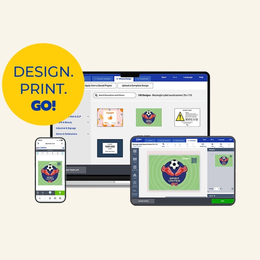 Ein Desktop-PC, Tablet und Smartphone zeigen das Design&Print Tool mit einem Vereinsaufkleber als Design.