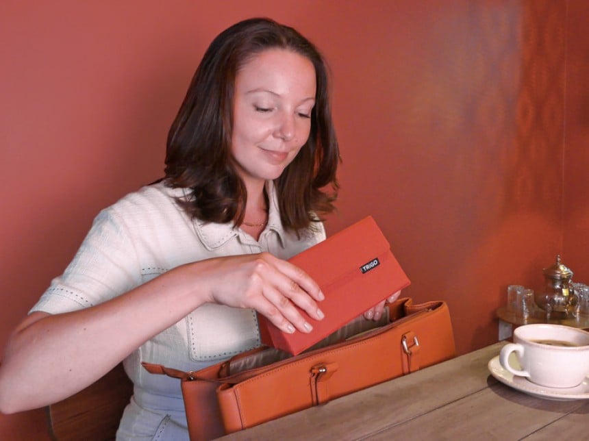Eine Frau holt den TRiGO Organizer aus ihrer Tasche.