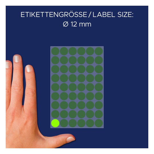 Das Bild zeigt eine Hand neben einem Blatt mit runden grünen Etiketten, das eine Etikettengröße von 12 mm angibt. Ein Etikett ist gelb hervorgehoben.