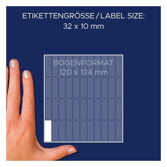 Das Bild zeigt eine Hand neben einem Etikettenbogen mit den Maßen 32 x 10 mm und einer Gesamtabmessung des Bogens von 120 x 134 mm.