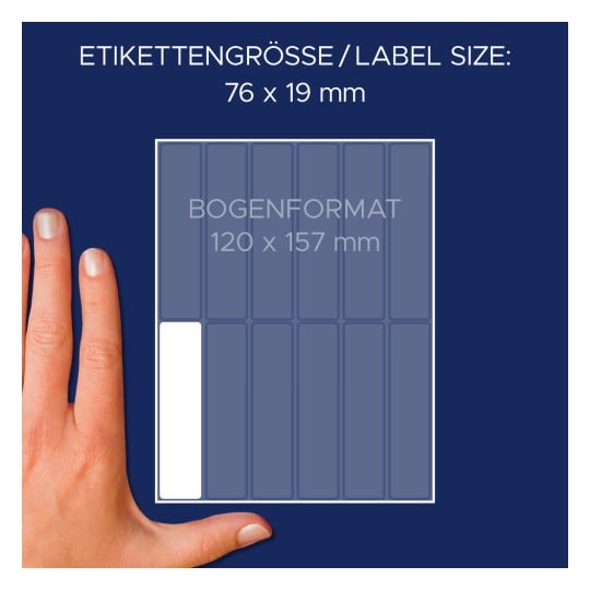 Das Bild zeigt eine Hand neben einem Etikettenbogen, der die Etikettengröße von 76 x 19 mm und die Bogengröße von 120 x 157 mm angibt.