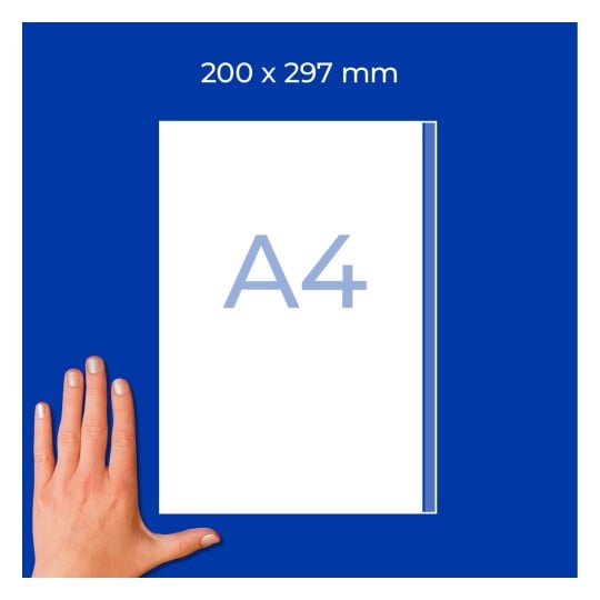 Hand neben A4-Blatt-Mockup auf blauem Hintergrund mit 200 × 297 mm Etikett?