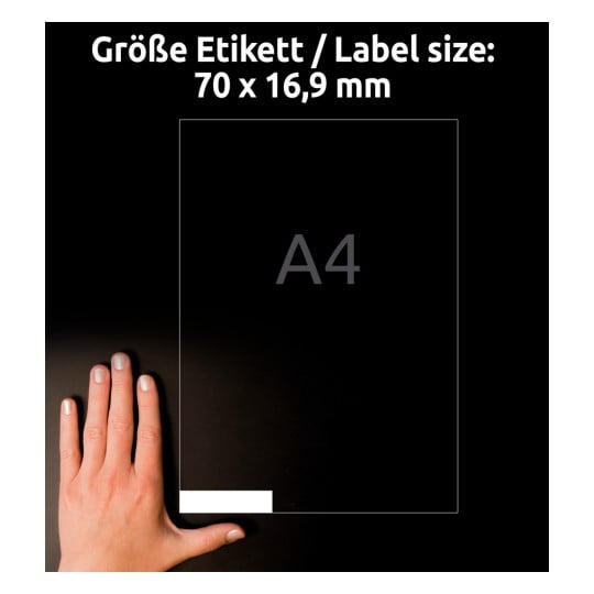 Das Bild zeigt eine Hand neben einem Größenleitfaden für Etiketten, der die Abmessungen von 70 x 16,9 mm angibt. Dies ist auf einem schwarzen Hintergrund mit dem Text 'A4' und 'Größe Etikett / Label size' deutlich dargestellt.