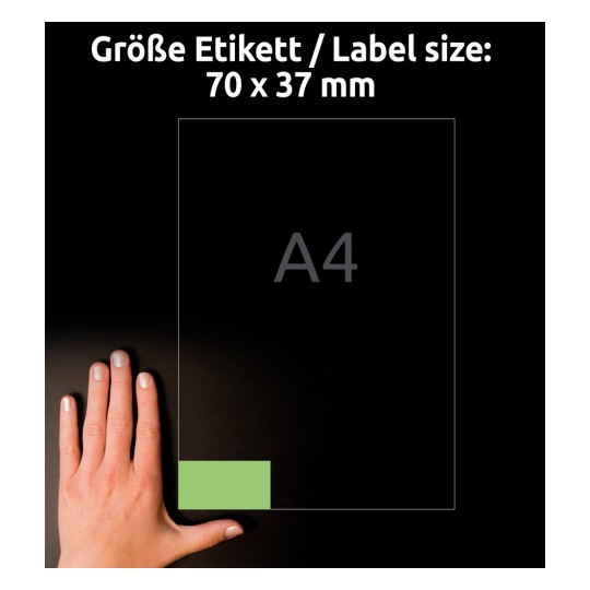 Größenvergleich mit Hand, Artikel: 3450, ein Bogen Farbige Etiketten, Format: 70 x 37 mm, Farbe: Grün