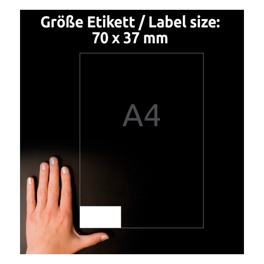 Größenvergleich mit Hand, Artikel: 3474-200, ein Bogen Universal-Etiketten, Format: 70 x 37 mm, Farbe: Weiß