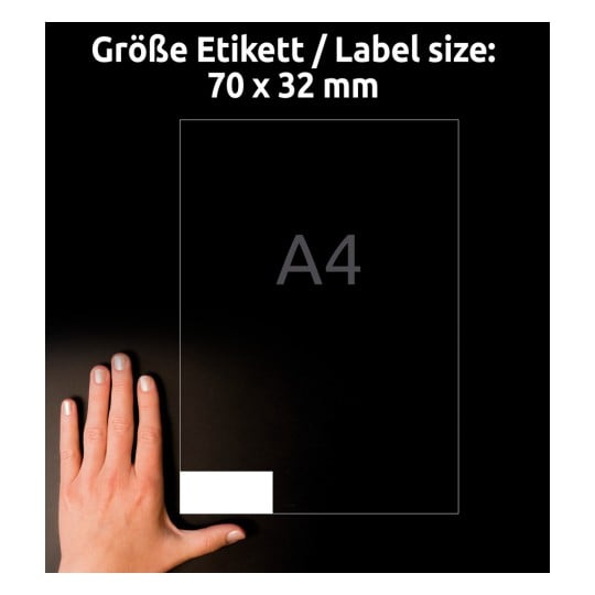 Größenvergleich mit Hand, Artikel: 3479, ein Bogen Universal-Etiketten, Format: 70 x 32 mm, Farbe: Weiß