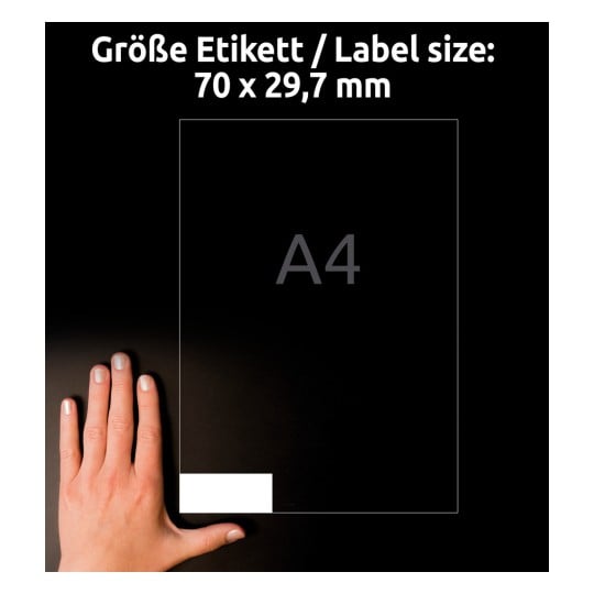 Größenvergleich mit Hand, Artikel: 3489, ein Bogen Universal-Etiketten, Format: 70 x 29,7 mm, Farbe: Weiß