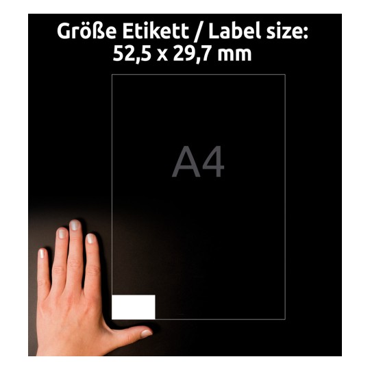 Größenvergleich mit Hand, Artikel: 3651, ein Bogen Universal-Etiketten, Format: 52,5 x 29,7 mm, Farbe: Weiß