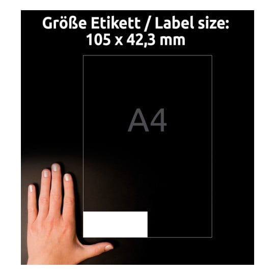 Größenvergleich mit Hand, Artikel: 3653-200, ein Bogen Universal-Etiketten, Format: 105 x 42,3 mm, Farbe: Weiß