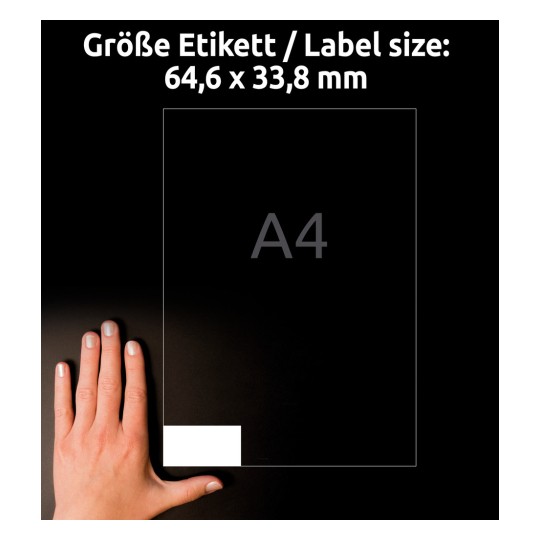 Das Bild zeigt eine Hand neben der Umrisslinie eines A4-Blatts mit einer Etikettengröße von 64,6 x 33,8 mm vor einem dunklen Hintergrund.