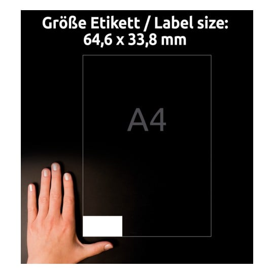 Größenvergleich mit Hand, Artikel: 3658, ein Bogen Universal-Etiketten, Format: 64,6 x 33,8 mm, Farbe: Weiß