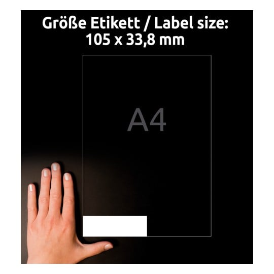 Größenvergleich mit Hand, Artikel: 3665, ein Bogen Universal-Etiketten, Format: 105 x 33,8 mm, Farbe: Weiß