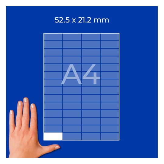 Hand neben kariertem Blatt im A4-Format mit den Abmessungen 52,5 × 21,2 mm auf blauem Hintergrund?