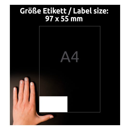 Größenvergleich mit Hand, Artikel: 3679, ein Bogen Universal-Etiketten, Format: 97 x 55 mm, Farbe: Weiß