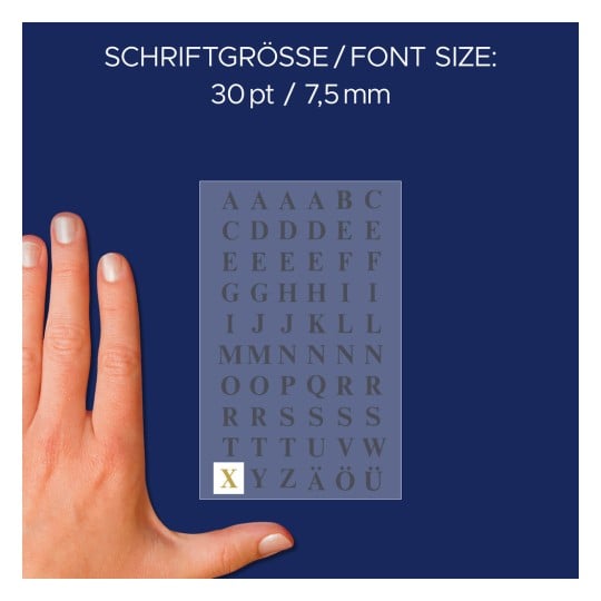 Das Bild zeigt eine Hand neben einer Karte, die Buchstaben in einer bestimmten Schriftgröße anzeigt. Die Schriftgröße beträgt 30 pt / 7,5 mm, oben sowohl auf Deutsch als auch auf Englisch angegeben. Die Karte enthält das Alphabet sowie zusätzliche Zeichen.