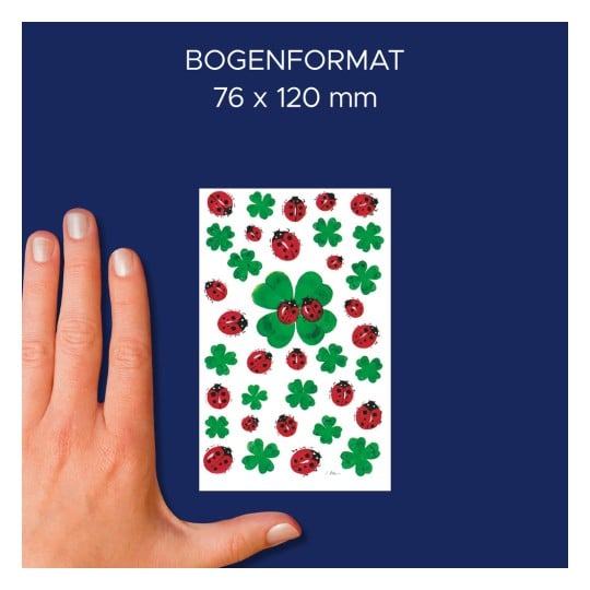 Das Bild zeigt ein farbenfrohes Design mit Marienkäfern und Kleeblättern auf einer Karte, die neben einer Hand zur Größenreferenz angezeigt wird. Die Kartengröße beträgt 76 x 120 mm.
