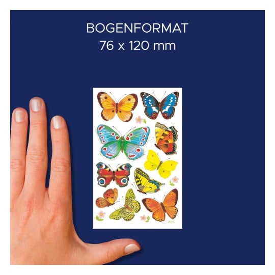 Das Bild zeigt eine Hand, die eine Karte mit verschiedenen bunten Schmetterlingsillustrationen hält. Die Kartengröße beträgt 76 x 120 mm und präsentiert mehrere Schmetterlingsarten in lebhaften Farben vor einem dunklen Hintergrund.