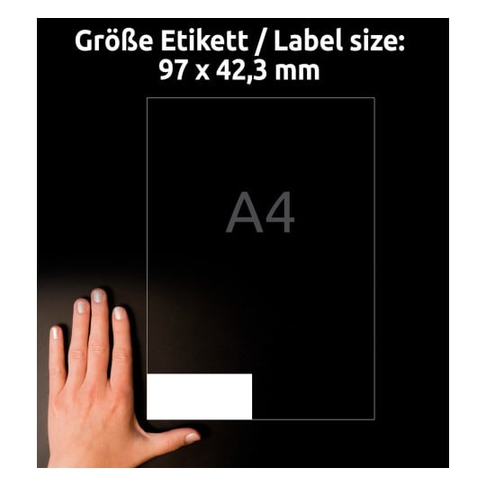 Größenvergleich mit Hand, Artikel: 4781-65, ein Bogen Universal-Etiketten, Format: 97 x 42,3 mm, Farbe: Weiß