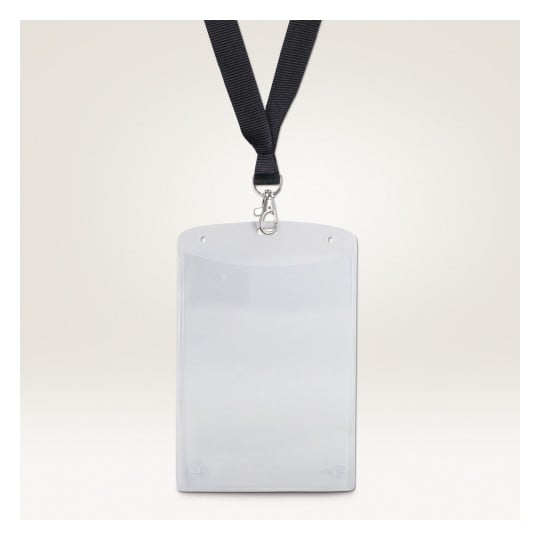 Das Bild zeigt einen transparenten Namensschildhalter aus Kunststoff, der an einem schwarzen Lanyard befestigt ist.