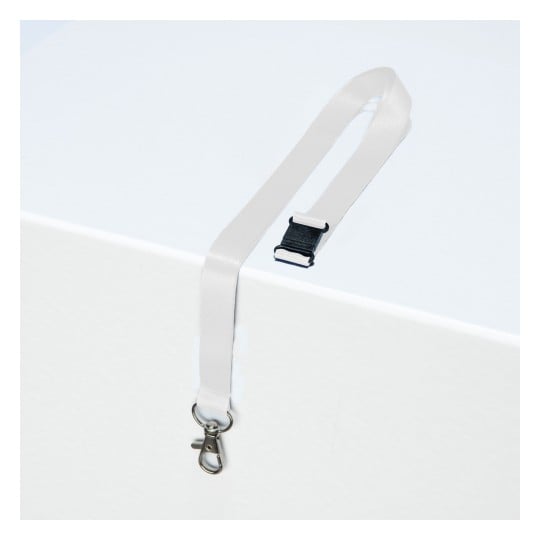 Das Bild zeigt ein weißes Lanyard mit einem Metallverschluss und einer schwarzen verstellbaren Schnalle, das auf einer weißen Oberfläche liegt.