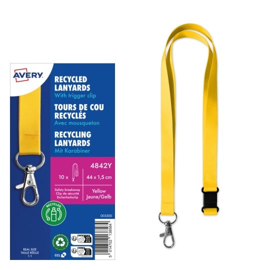 Ein Bild zeigt recycelte Lanyards in gelber Farbe mit einem Karabinerhaken, verpackt mit Produktinformationen von Avery.
