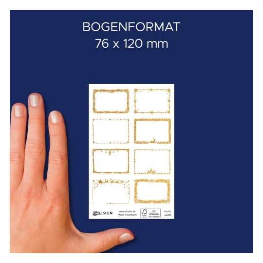 Das Bild zeigt eine Hand neben einem Blatt dekorativer Aufkleber mit goldenen Rahmen. Das Blatt misst 76 x 120 mm und zeigt verschiedene einzigartige Designs in Gold, die vor einem marineblauen Hintergrund gesetzt sind.