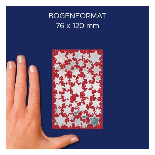 Das Bild zeigt eine Hand neben einem Blatt mit sternförmigen Aufklebern auf rotem Hintergrund. Das Blatt zeigt glänzende, silberne Sterne in verschiedenen Größen, alle mit weißen Punkten verziert.