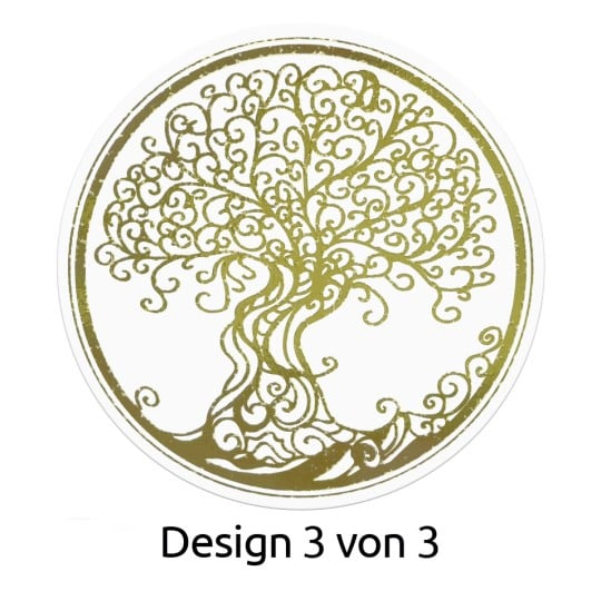Das Bild zeigt ein stilisiertes Baumdesign mit komplizierten, wirbelnden Ästen und Wurzeln, in Grüntönen dargestellt. Unter dem Baum wird der Text 'Design 3 von 3' angezeigt.