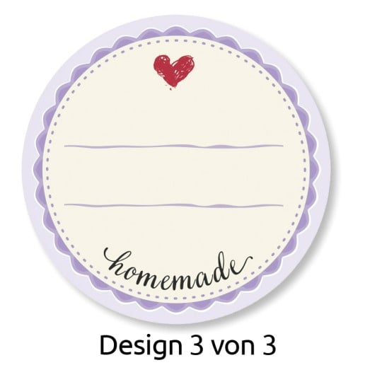 Das Bild zeigt ein dekoratives Etikett oder Tag mit einem hellen Hintergrund. Es hat ein rotes Herzdesign oben und enthält drei leere Zeilen zum Beschreiben. Das Wort 'hausgemacht' ist in einer stilvollen Schrift unten geschrieben. Der äußere Rand ist gewellt mit einer hellvioletten Farbe.