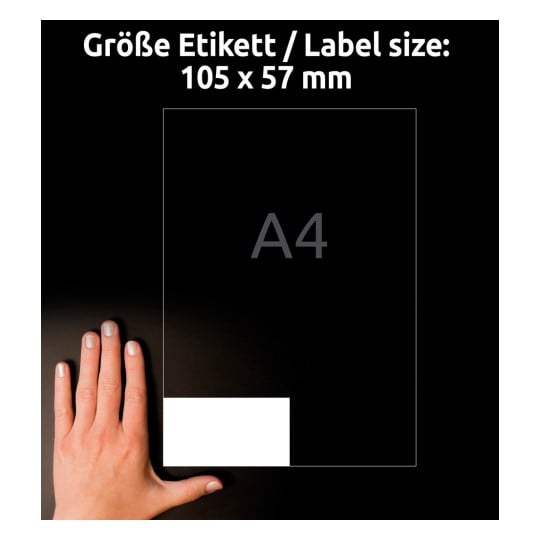 Das Bild zeigt eine Hand neben einem Etikett, das seine Größe von 105 x 57 mm auf einem A4-Blatt in einem dunklen Hintergrund angibt.
