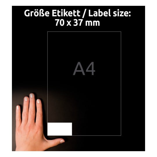 Größenvergleich mit Hand, Artikel: 6173, ein Bogen Universal-Etiketten, Format: 70 x 37 mm, Farbe: Weiß