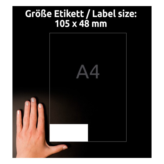 Größenvergleich mit Hand, Artikel: 6175, ein Bogen Universal-Etiketten, Format: 105 x 48 mm, Farbe: Weiß