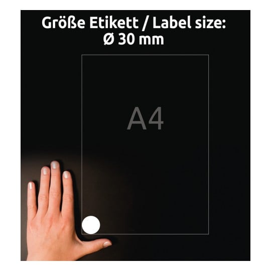 Das Bild zeigt eine Hand auf einem schwarzen Hintergrund neben einem Papier im A4-Format mit einem kreisrunden Etikett von 30 mm Größe. Der Text auf Deutsch gibt die Etikettengröße an.